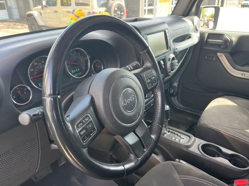 Used 2015 Jeep Wrangler Unlimited Sahara w/ Connectivity Group image 17