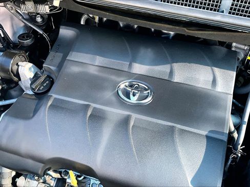 Used 2015 Toyota Sienna LE FWD image 32