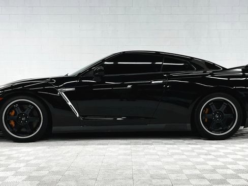 Used 2016 Nissan GT-R Premium image 2