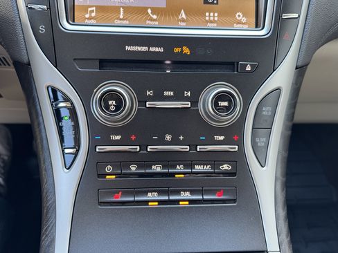 Used 2019 Lincoln Nautilus Select image 18