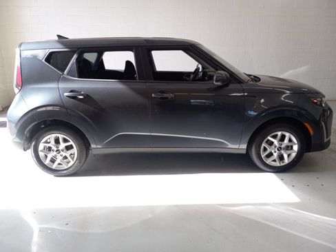 Used 2025 Kia Soul LX w/ LX Technology Package FWD image 2