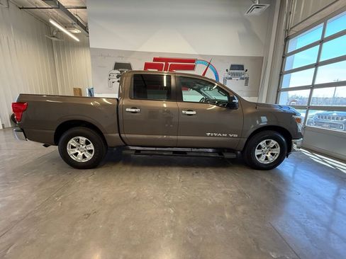 Used 2018 Nissan Titan SV image 3