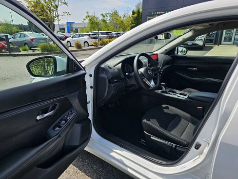 Used 2024 Nissan Sentra SV FWD image 16