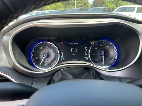 Used 2024 Chrysler Pacifica Touring-L FWD image 16