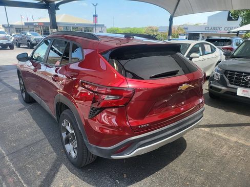 Used 2025 Chevrolet Trax LT w/ LT Convenience Package FWD image 9