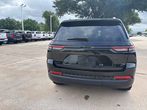 Used 2023 Jeep Grand Cherokee Altitude AWD/4WD image 6