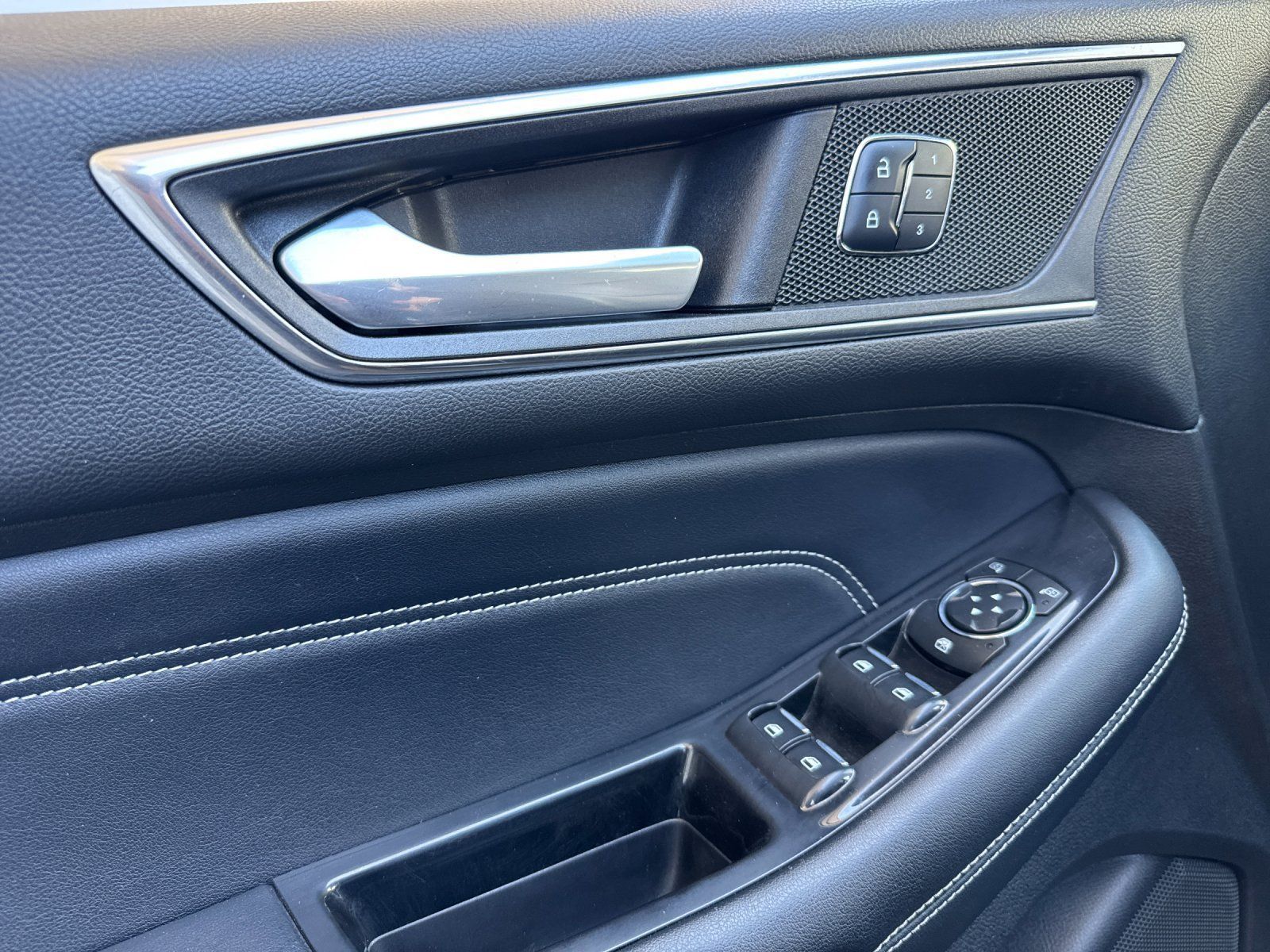 Used 2017 Ford Edge Titanium FWD image 11