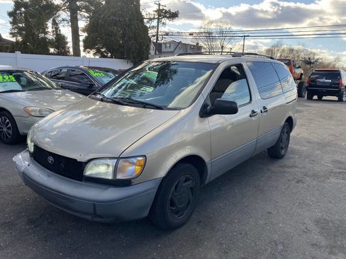 Used 2000 Toyota Sienna LE image 2