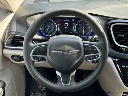 Used 2024 Chrysler Pacifica Touring-L FWD image 20