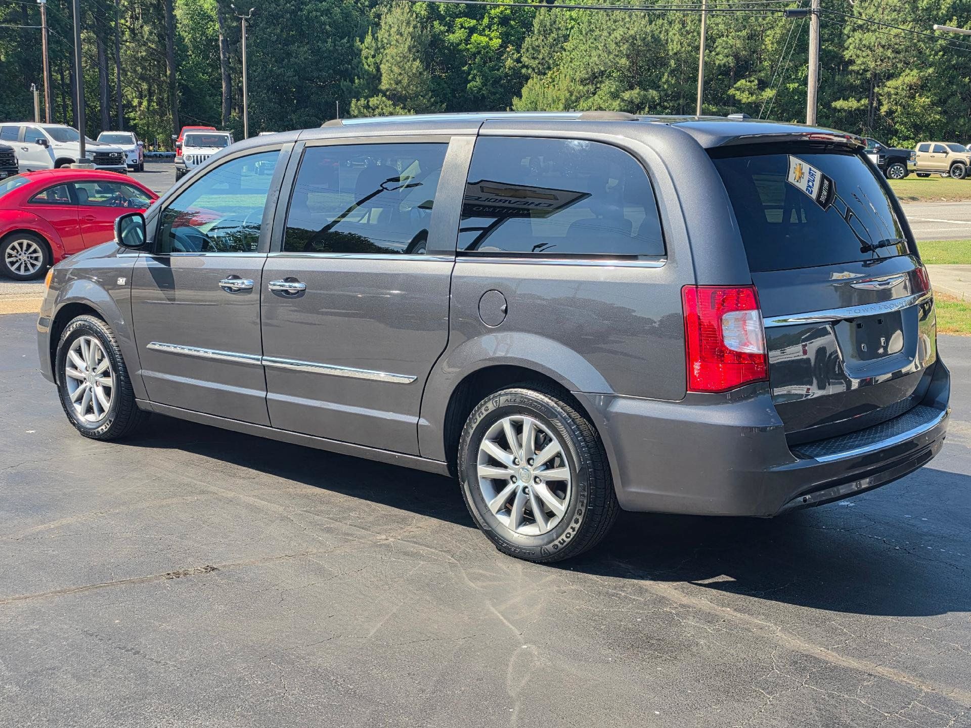 Used 2014 Chrysler Town & Country Touring-L FWD image 3