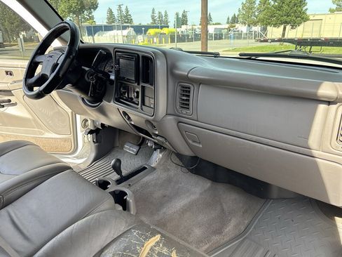 Used 2005 GMC Sierra 2500 SLE w/ Skid Plate Package AWD/4WD image 34