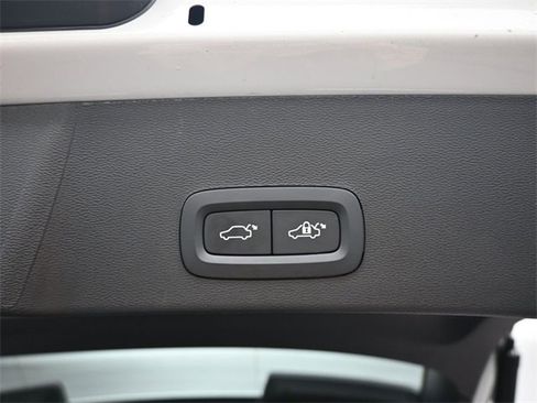 Used 2024 Volvo XC40 B5 Plus image 31