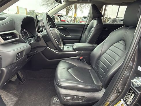 Used 2023 Toyota Highlander XLE image 13