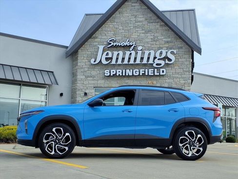 Used 2024 Chevrolet Trax RS w/ Sunroof Package image 2