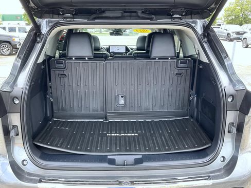 Used 2024 Toyota Highlander Platinum AWD/4WD image 22