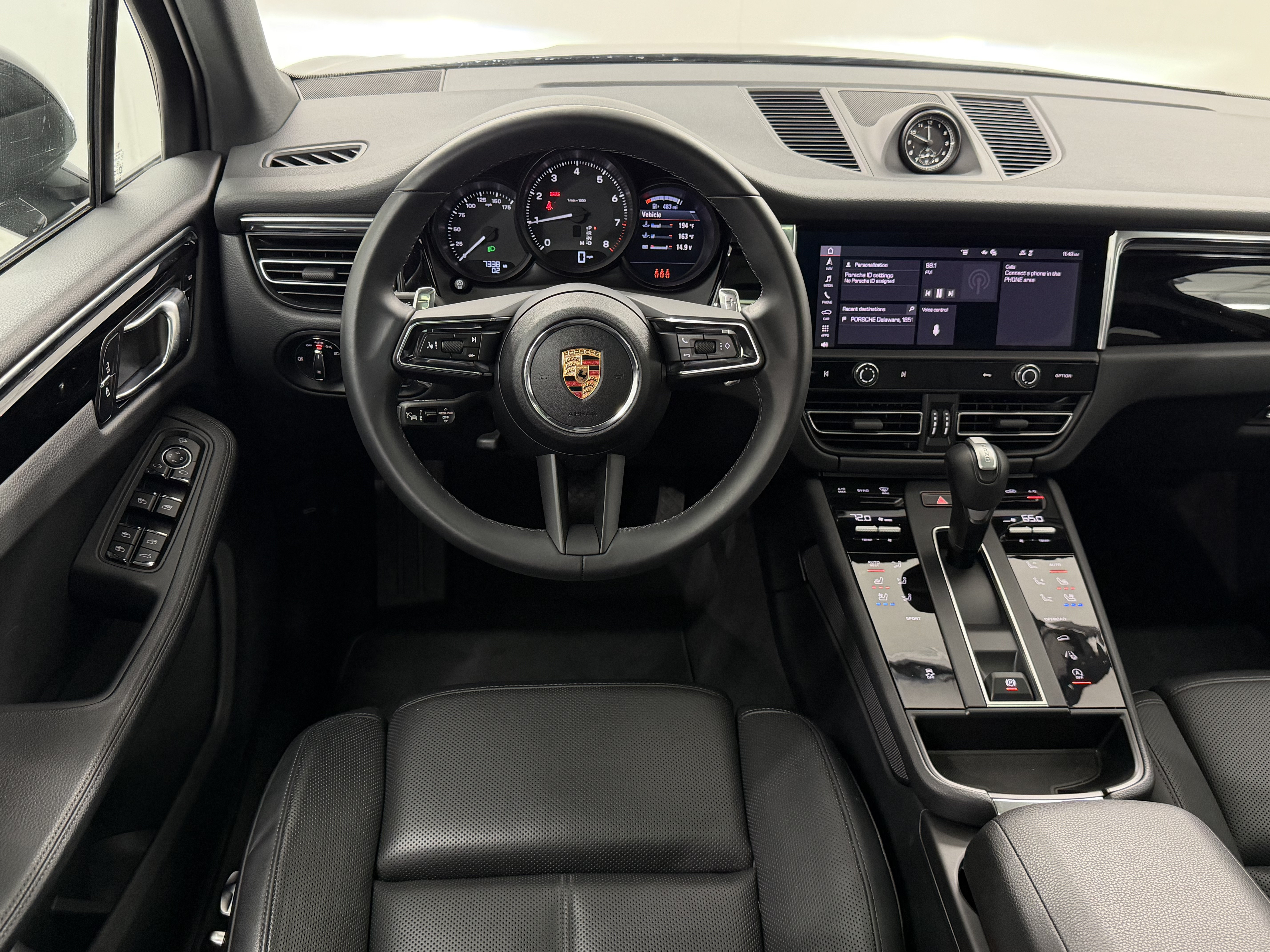 Used 2025 Porsche Macan AWD/4WD image 25