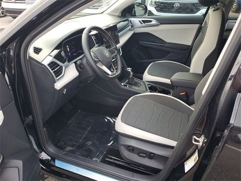 Certified 2025 Volkswagen Taos SE image 16