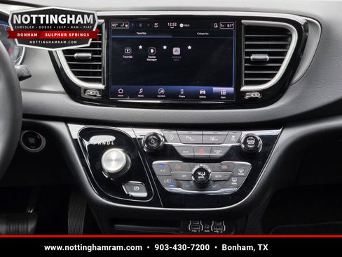 Used 2025 Chrysler Pacifica Select FWD image 13