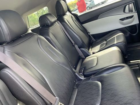 Used 2022 Kia Carnival LX image 11