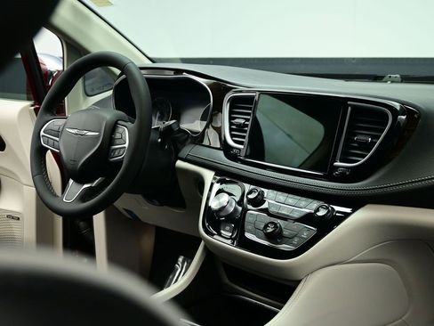 Used 2022 Chrysler Pacifica Limited image 36