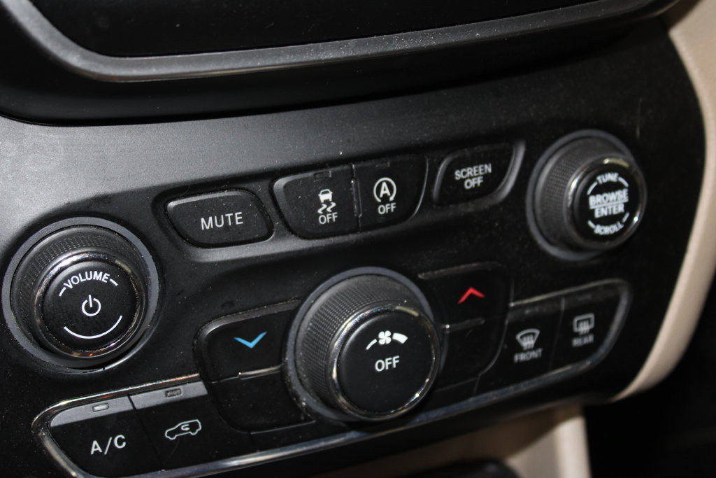 Used 2020 Jeep Cherokee Latitude FWD image 19