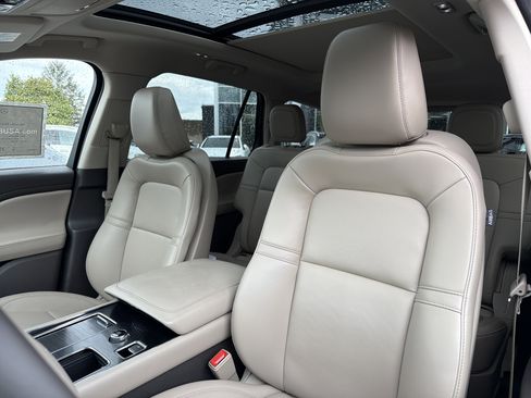 Used 2023 Lincoln Aviator AWD w/ Premium Package image 7