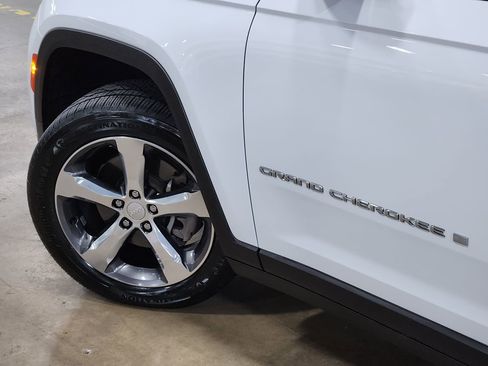 Used 2022 Jeep Grand Cherokee L Limited AWD/4WD image 23