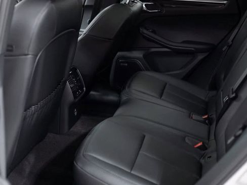 Certified 2025 Porsche Macan image 27