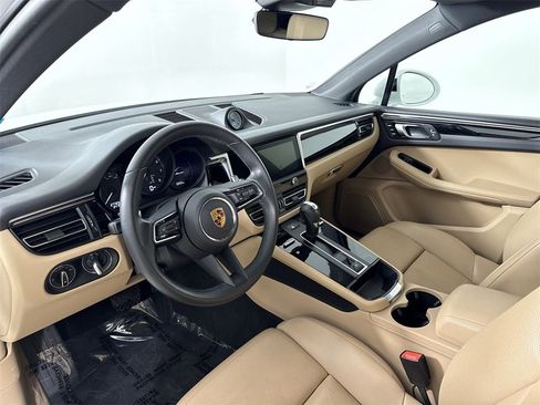 Certified 2023 Porsche Macan image 4