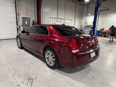 Used 2017 Chrysler 300 Limited image 7