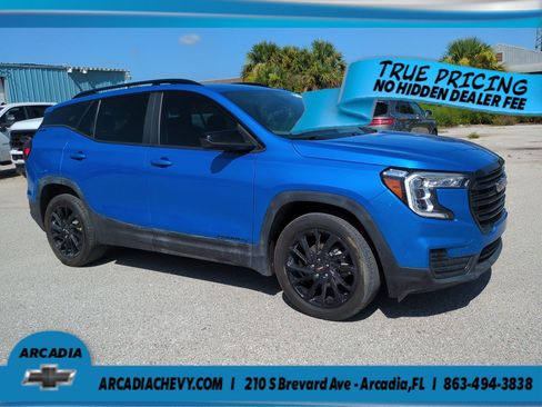 Used 2024 GMC Terrain SLE w/ Driver Convenience Package FWD image 2