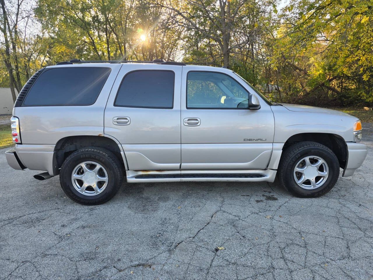 Used 2004 GMC Yukon Denali AWD/4WD image 4