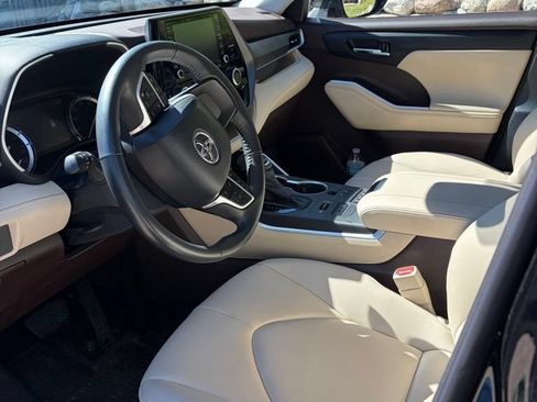 Used 2022 Toyota Highlander XLE AWD/4WD image 2