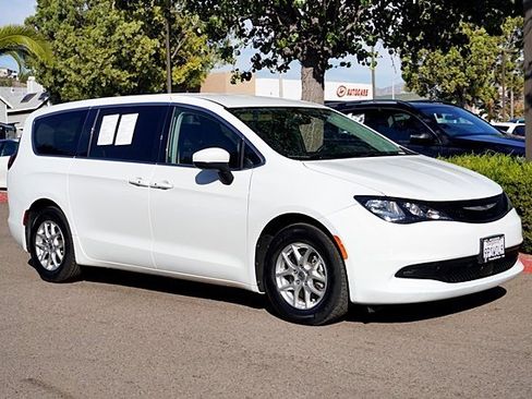 Used 2022 Chrysler Voyager LX image 6