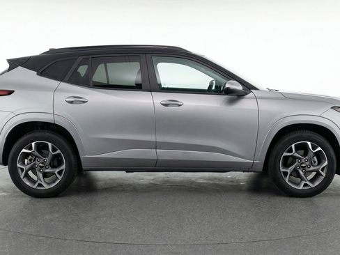 Used 2025 Chevrolet Trax LT FWD image 11
