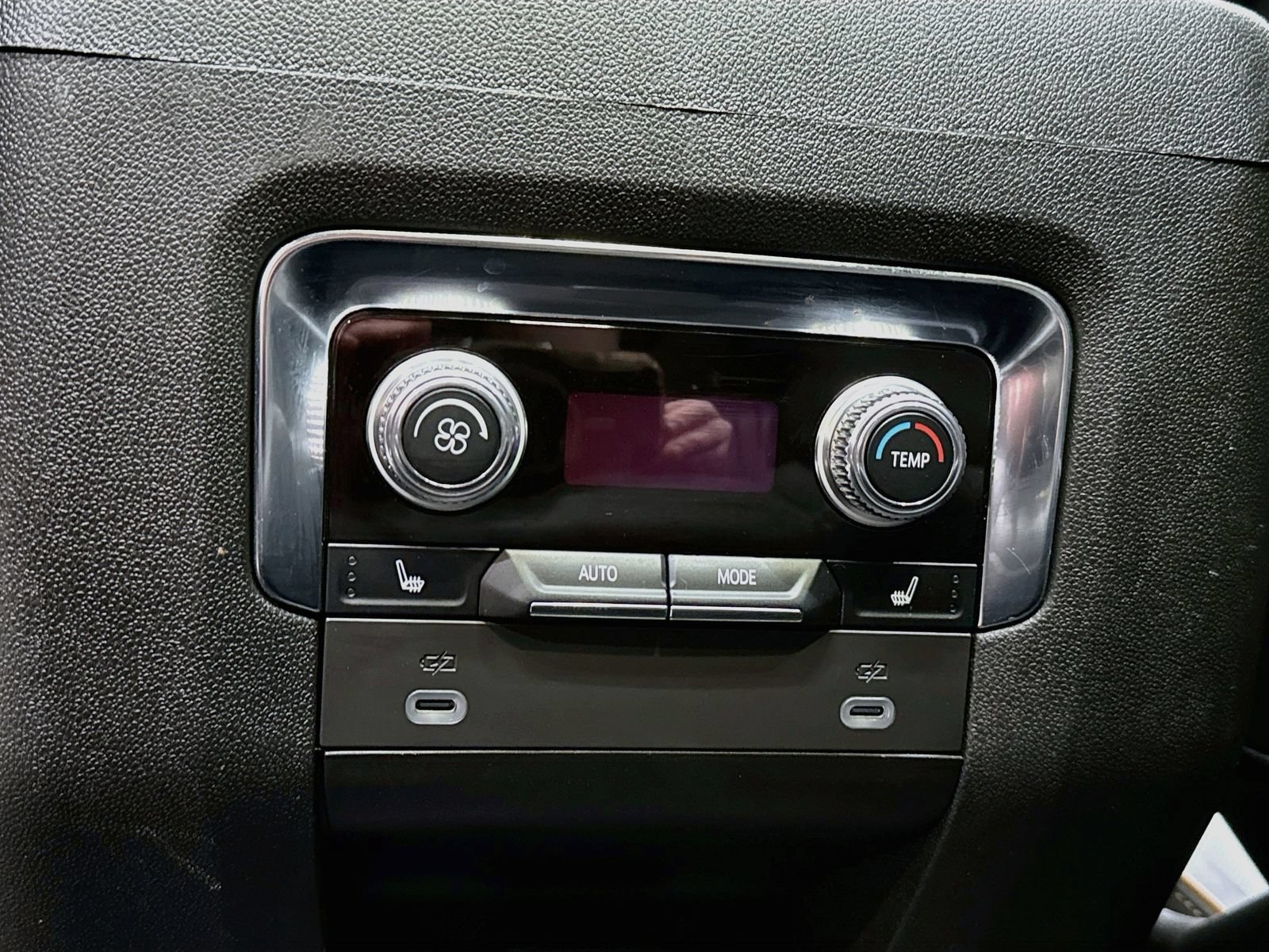 Used 2023 GMC Yukon AT4 w/ AT4 Premium Package AWD/4WD image 29