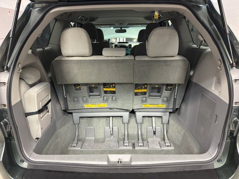 Used 2014 Toyota Sienna LE image 30