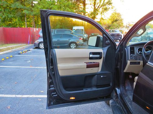 Used 2013 Toyota Sequoia Platinum image 37