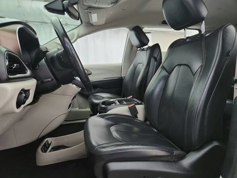 Used 2019 Chrysler Pacifica Touring-L FWD image 10