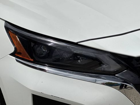 Used 2025 Nissan Altima 2.5 SV FWD image 12