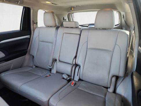 Used 2019 Toyota Highlander XLE AWD/4WD image 14