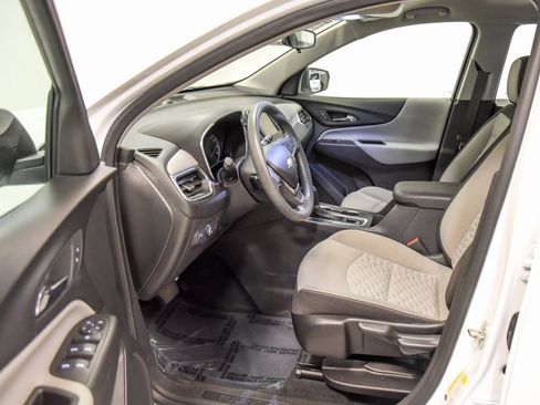 Used 2020 Chevrolet Equinox LS image 2
