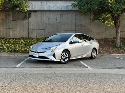 Used 2017 Toyota Prius Two w/ Prius Two Safety Plus Package FWD image 2