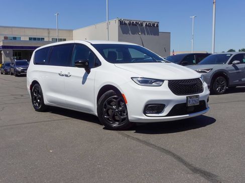 Used 2024 Chrysler Pacifica Limited FWD image 1