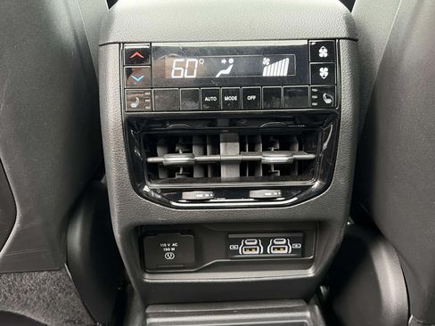 Used 2025 Jeep Grand Cherokee L Limited w/ Black Appearance Package AWD/4WD image 15