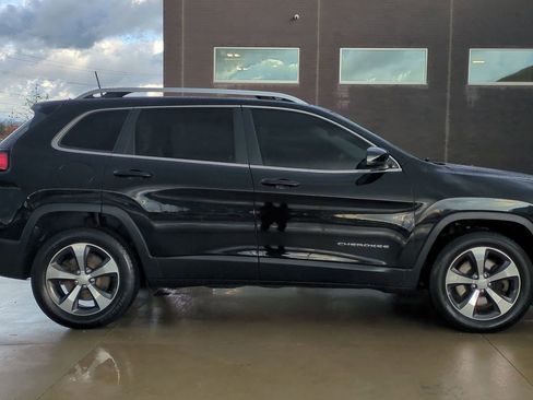 Used 2019 Jeep Cherokee Limited image 8
