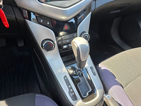 Used 2013 Chevrolet Cruze LT image 17