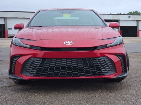 Used 2025 Toyota Camry SE FWD image 3