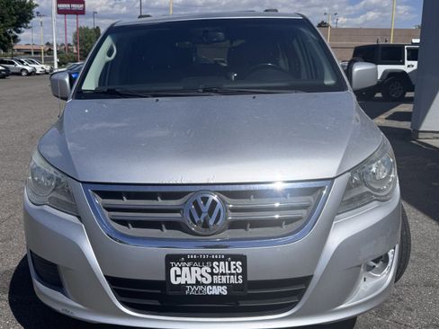 Used 2011 Volkswagen Routan SEL FWD image 3