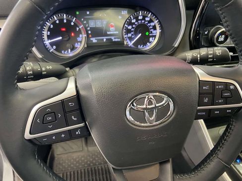Used 2023 Toyota Highlander XLE image 19
